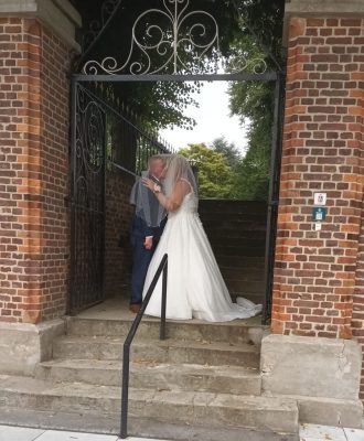 Bruidspaar onder poort van Clemensdomein in Brunssum