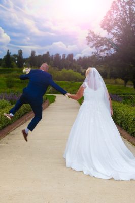 Bruidspaar maakt sprong in de lucht