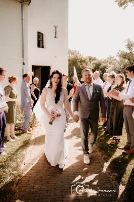 Bruidspaar hand in hand na ceremonie