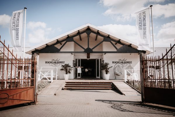 Entree van Beachclub Degreez in Peel