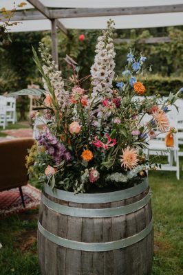 Bloemstuk op wijnvat bij ceremonie