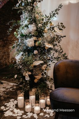 Bloemzuil bij ceremonie met kaarsen voor een romantische setting
