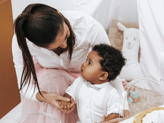 Kinderoppas op bruiloft met klein jongetje