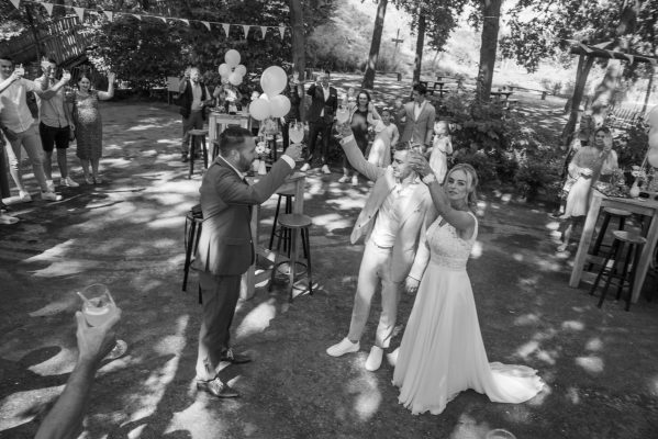 Bruidspaar proost tijdens borrel bruiloft