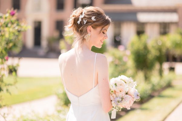 Bruid met haaraccessoires en bruidsboeket