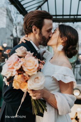 Bruidsboeket met rozen en bruidspaar