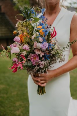 Kleurrijk bruidsboeket met veldbloemen