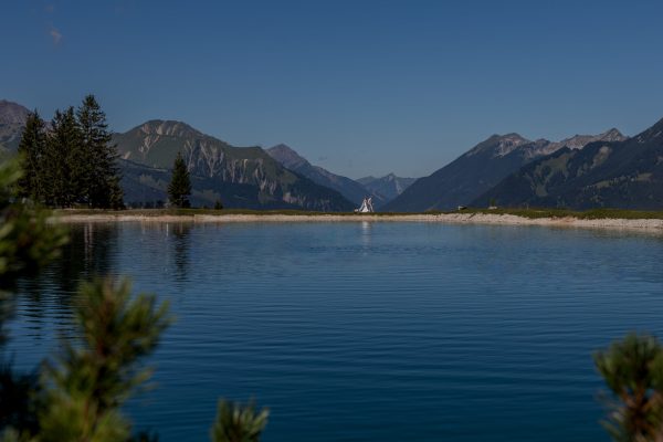 Foto van veraf van bruidspaar over een meer