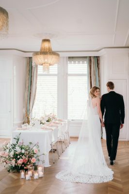 Bruidspaar loopt grote diner zaal in