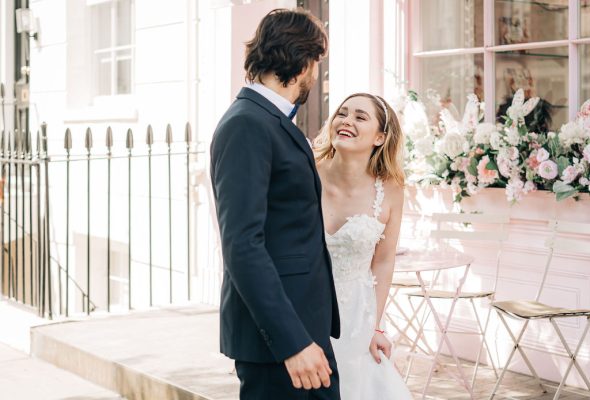 Bruidspaar in lichte setting met donker pak