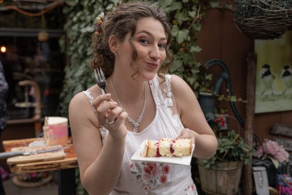 Anniek op haar eigen bruiloft met stuk bruidstaart
