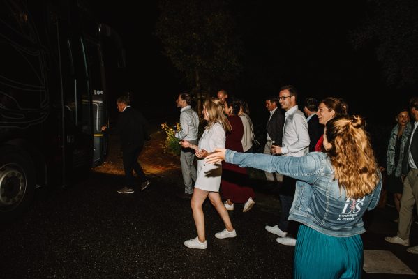 Ceremoniemeesters aan het werk in het begeleiden van bruiloft gasten