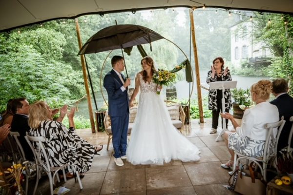 Huwelijksceremonie onder de tent met Saskia Esser als ceremoniespreker