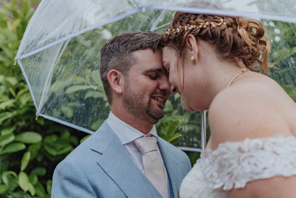 Bruidspaar onder paraplu