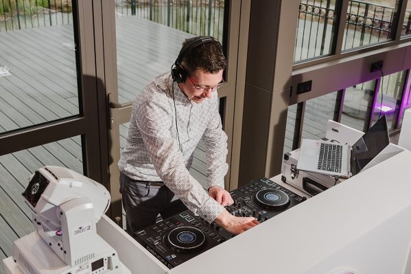 DJ Harrie achter de draaitafel van Disco Limburg