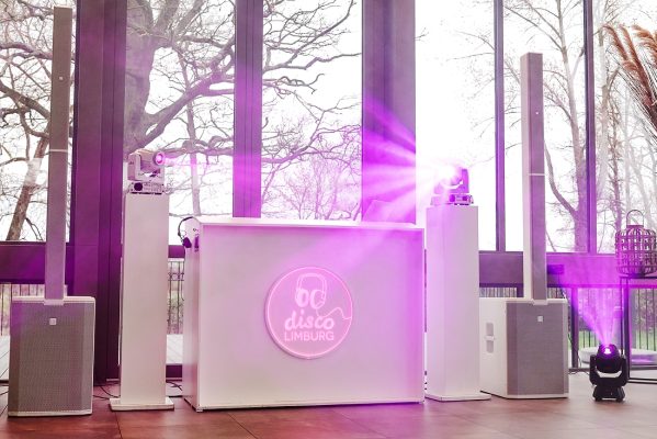 DJ Booth met roze verlichting en logo Disco Limburg