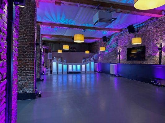 DJ Booth en verlichting opgebouwd in feestzaal bruiloft met wit en blauw licht