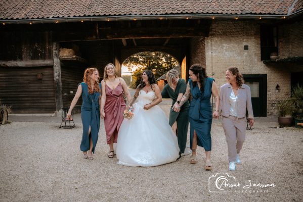 Bruid met vriendinnen wandelend vastgelegd tijdens spontane bruiloft foto