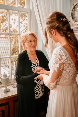 Bruid met oma