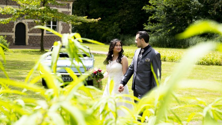 Bruidspaar door de bladeren loopt samen weg