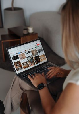 Plannen van een bruiloft en maken van een moodboard op de laptop