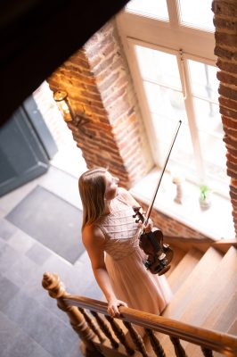 Joyce met viool bij trap Schinvelderhoeve