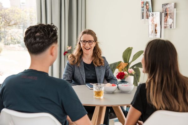 Weddingplanner Yvonne is in gesprek met een bruidspaar om de bruiloft te plannen