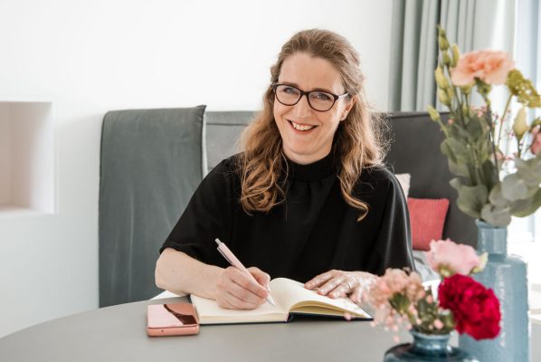 Yvonne schrijft in notitieboek