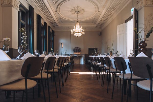 Dinertafels ingedekt bij Trouwlocatie Maastricht Delbrock