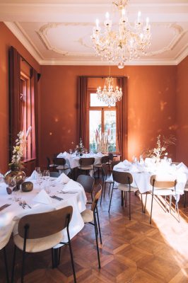 Diner in roze ruimte bruiloft bij Trouwlocatie Delbrock