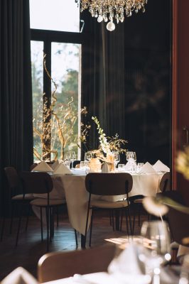 Ronde dinertafels binnen bij Trouwlocatie Zuid Limburg Delbrock