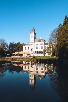 Vooraanzicht Trouwlocatie Delbrock met strakke blauwe lucht