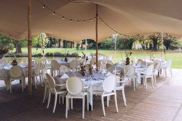 Dinertafels bruiloft onder de stretchtent bij Trouwlocatie Delbrock