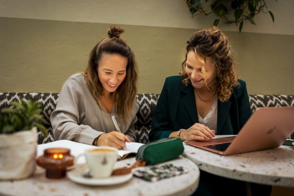 Weddingplanners Michelle en Mandy aan het werk met notebook en laptop