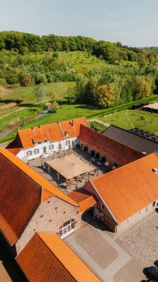 Biesenhof vanuit de lucht hoeves overzicht