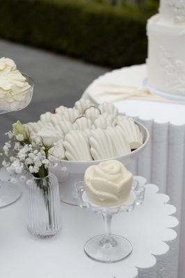 Sweets in witte klassieke bruiloft stijl
