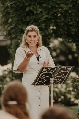 Trouwambtenaar Fidelis Weddings in huwelijksceremonie