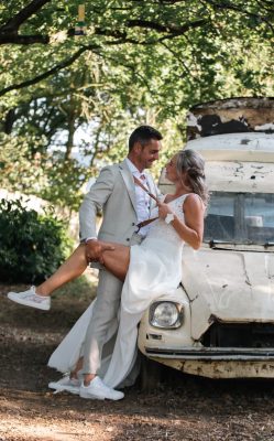 Bruidspaar bij oude auto