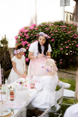 Oppas kinderen van bruidspaar op bruiloft