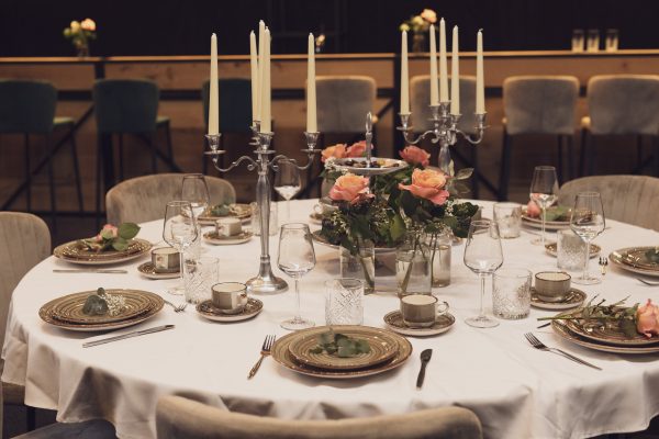 Gedekte tafel bruiloft met stijlvol servies