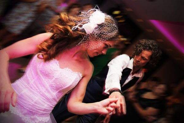 Bruidspaar tijdens dans