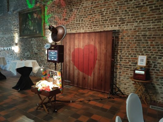 Achterwand fotobooth met hartje first dates