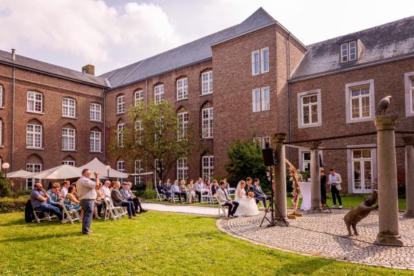 Ceremonie buiten bij oud klooster Abdij hotel Rolduc