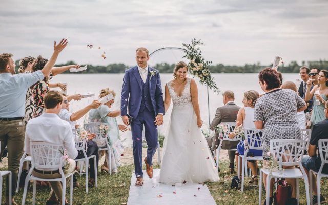 Bruidspaar loopt weg bij ceremonie aan het water