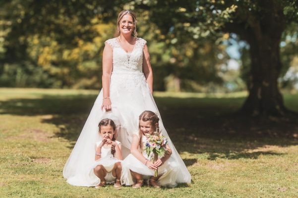 Bruid met twee bruidsmeisjes