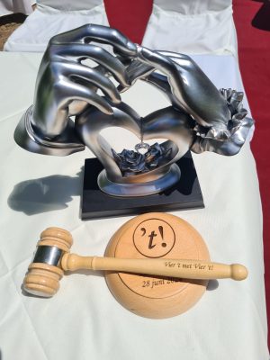 Officiele trouwambtenaar hamer met handen en hart