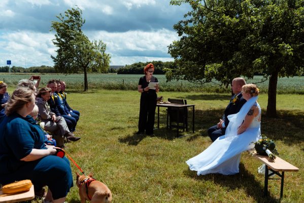 Trouwambtenaar in het weiland in Limburg met uitzicht