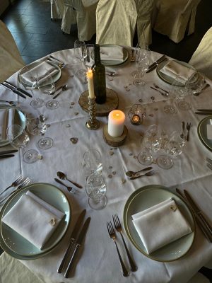 Ingedekt diner ronde tafel bruiloft