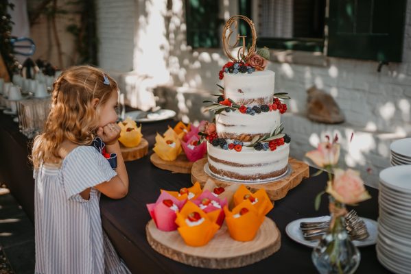 Semi-naked bruidstaart met bruidsmeisje