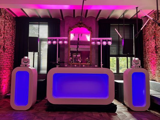 DJ Booth van Andy Cobben Licht en Geluid